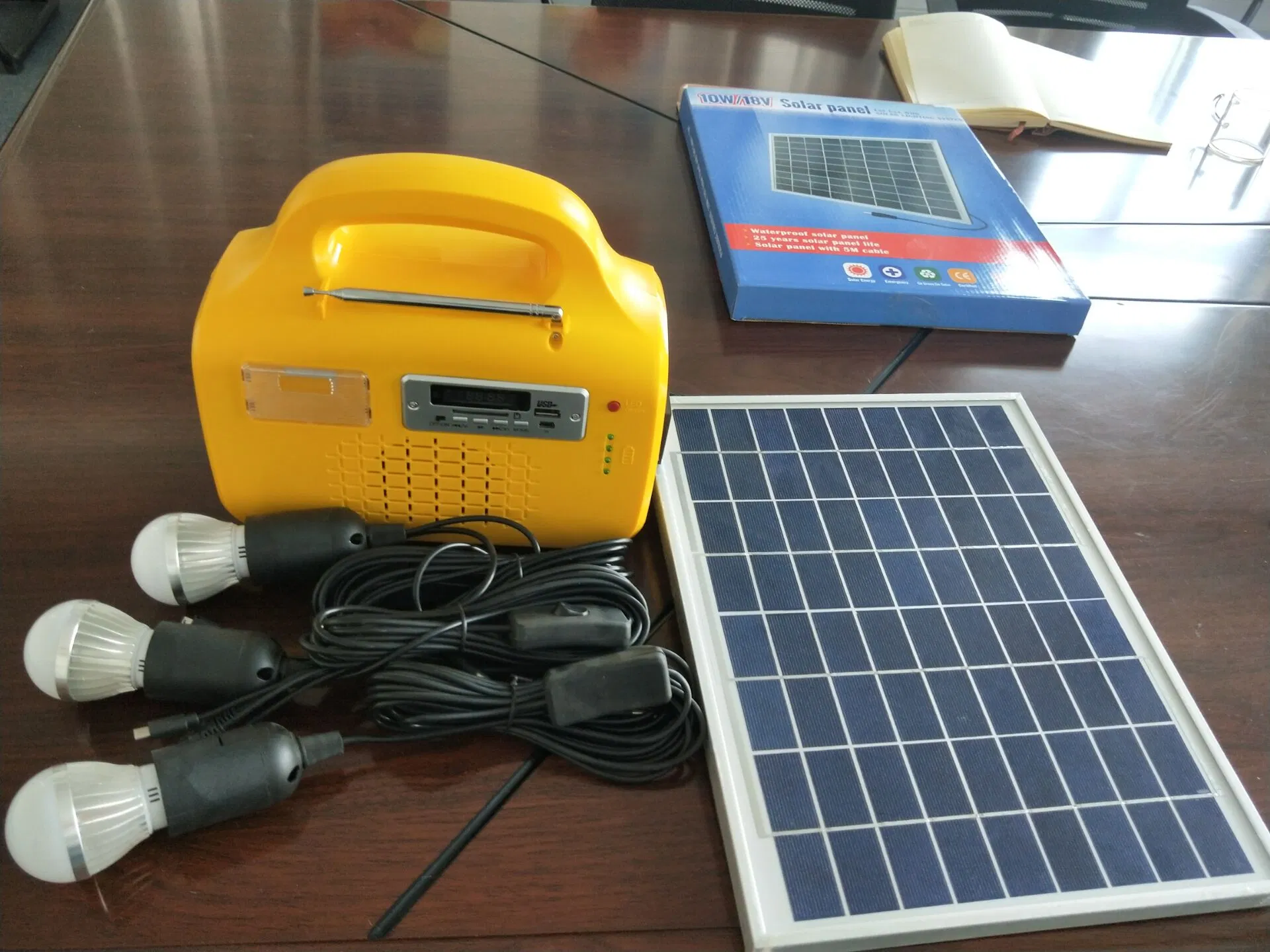 Sistema de Iluminación Portátil de Energía Solar FM Radio/MP3/Supporting Ventilador 10W para Áreas Remotas