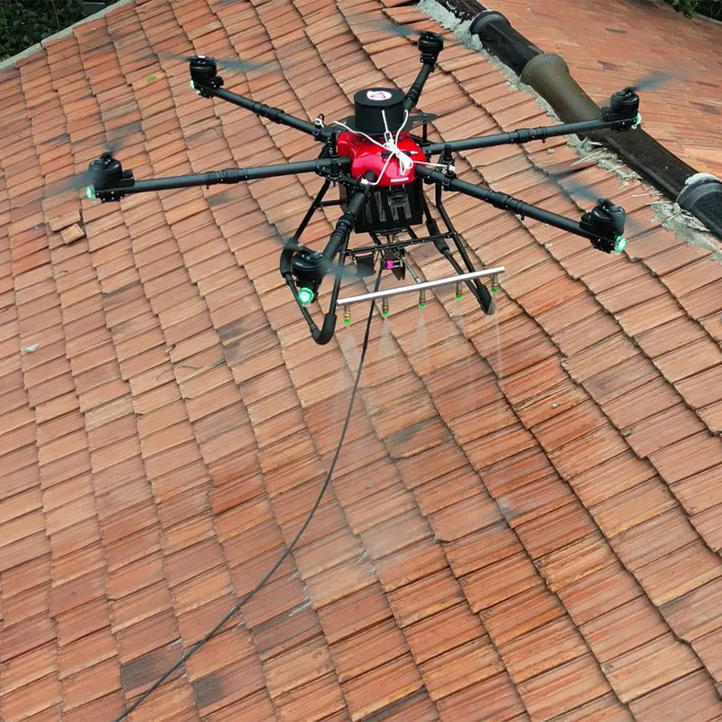 Dron de limpieza solar comercial con sistema de bomba de agua a alta presión