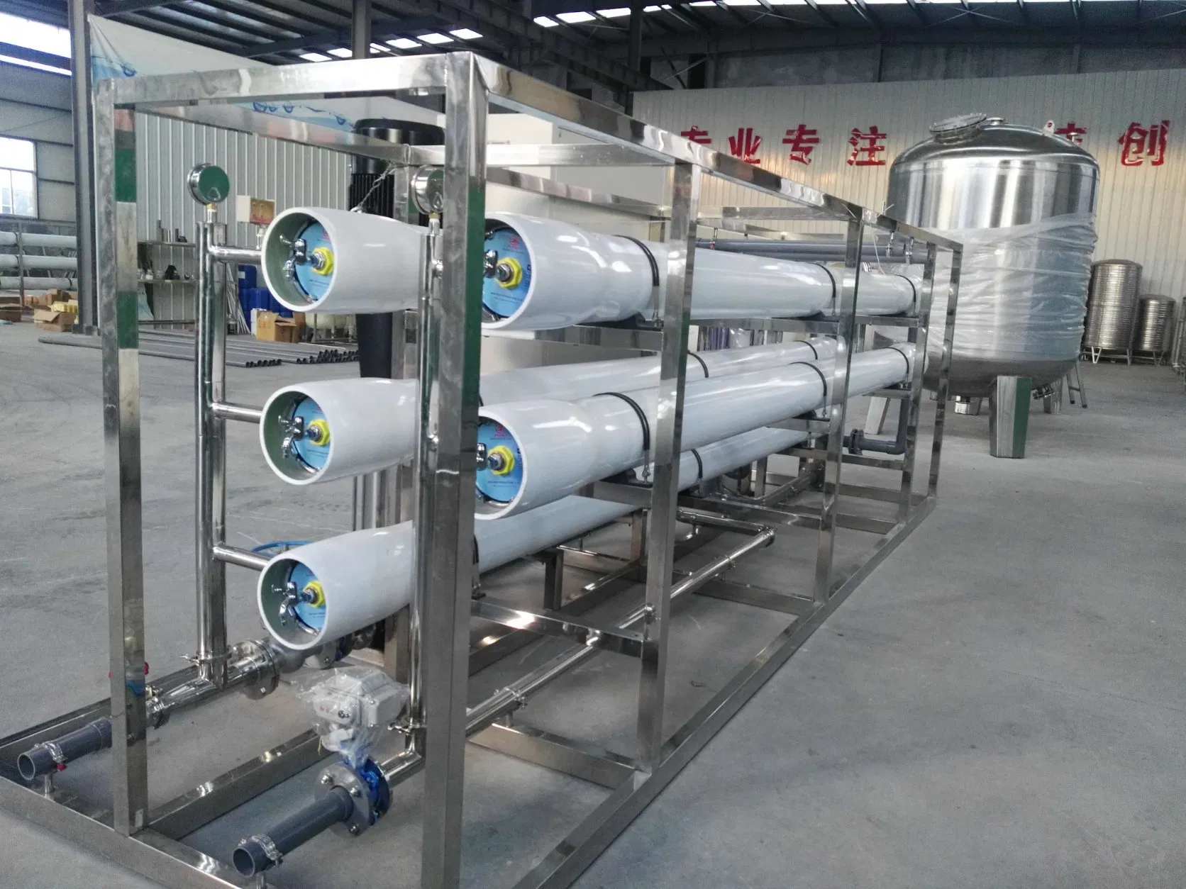Sistema de purificación de agua RO industrial alimentado por energía solar, tratamiento de agua fuera de la red para áreas remotas