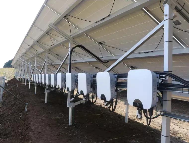 Paneles solares instalados en el techo del cliente