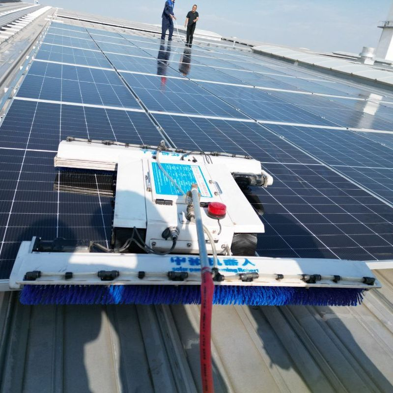 Sistema de limpieza automática de paneles solares con limpiador crawler control remoto