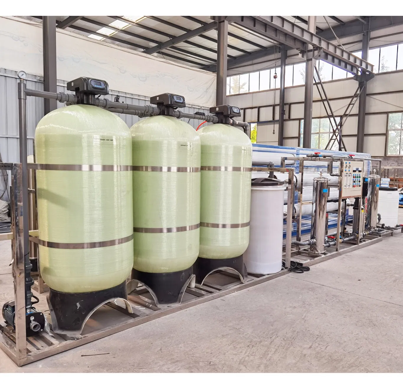 Sistema de purificación de agua RO industrial alimentado por energía solar, tratamiento de agua fuera de la red para áreas remotas