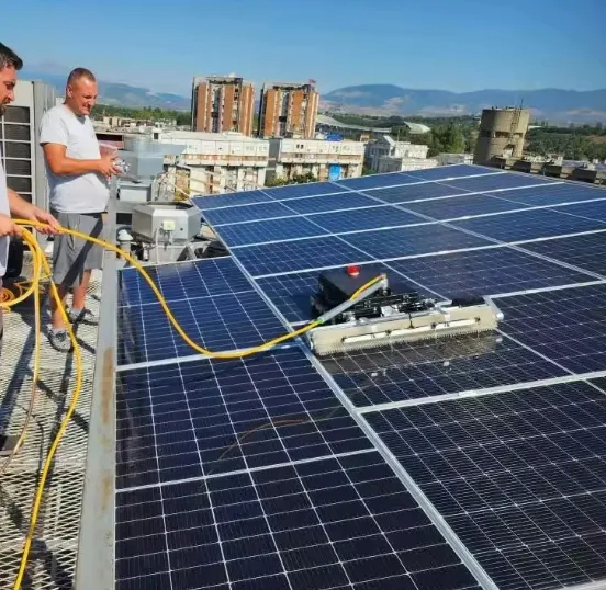 Sistema de limpieza automática de paneles solares con limpiador crawler control remoto