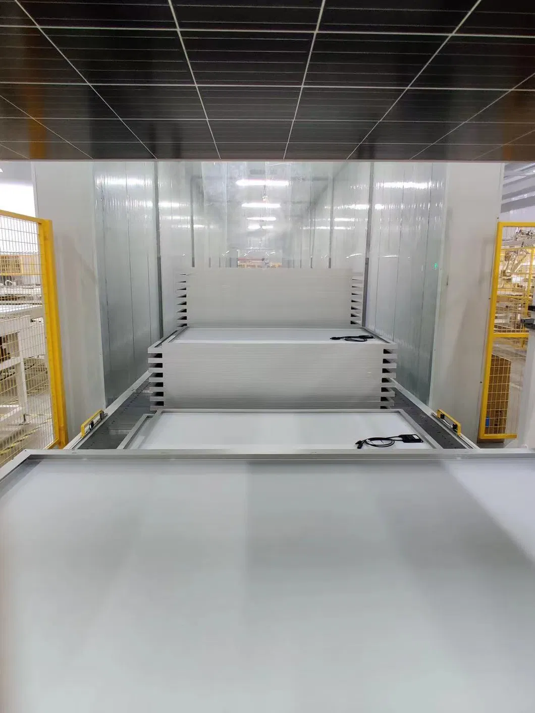 Almacén de componentes solares listos para despacho