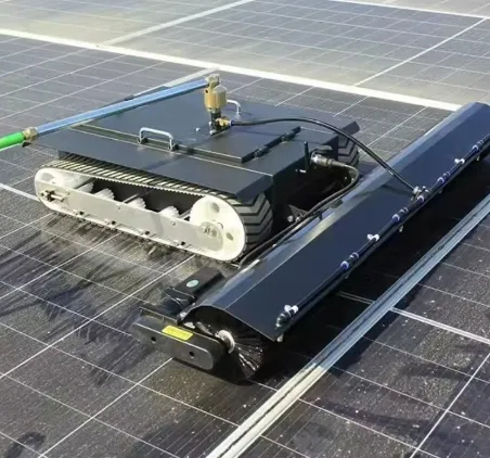 Sistema de limpieza automática de paneles solares con limpiador crawler control remoto