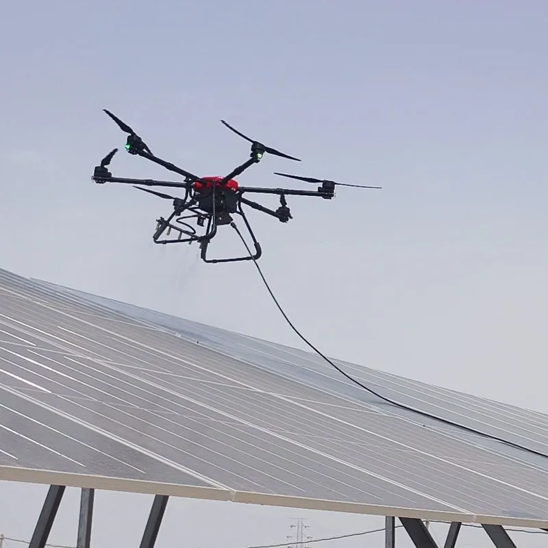 Dron de limpieza de paneles solares con sistema de batería de estado sólido