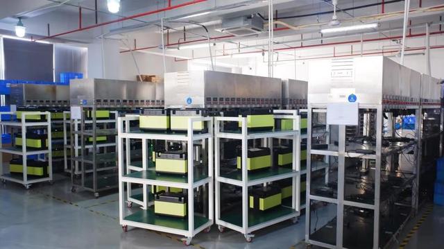 Componentes de sistema solar off-grid - inversor y controlador de carga Toa Solar