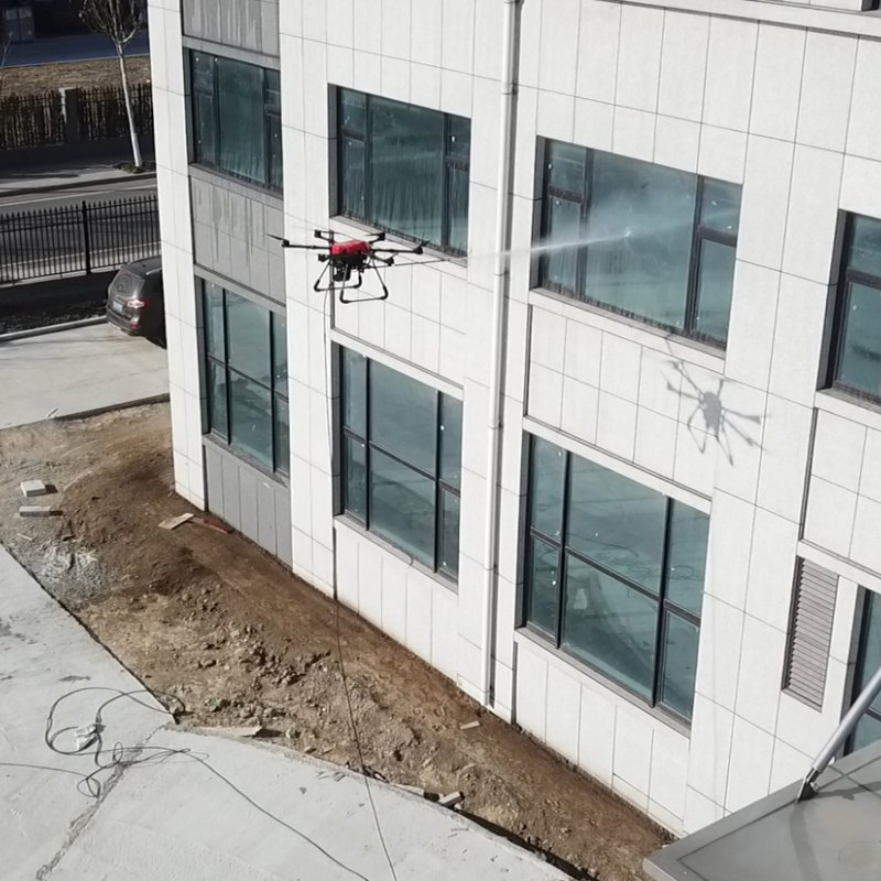 Dron de Inspección y Limpieza Solar con Sistema de Pulverización de Alta Presión