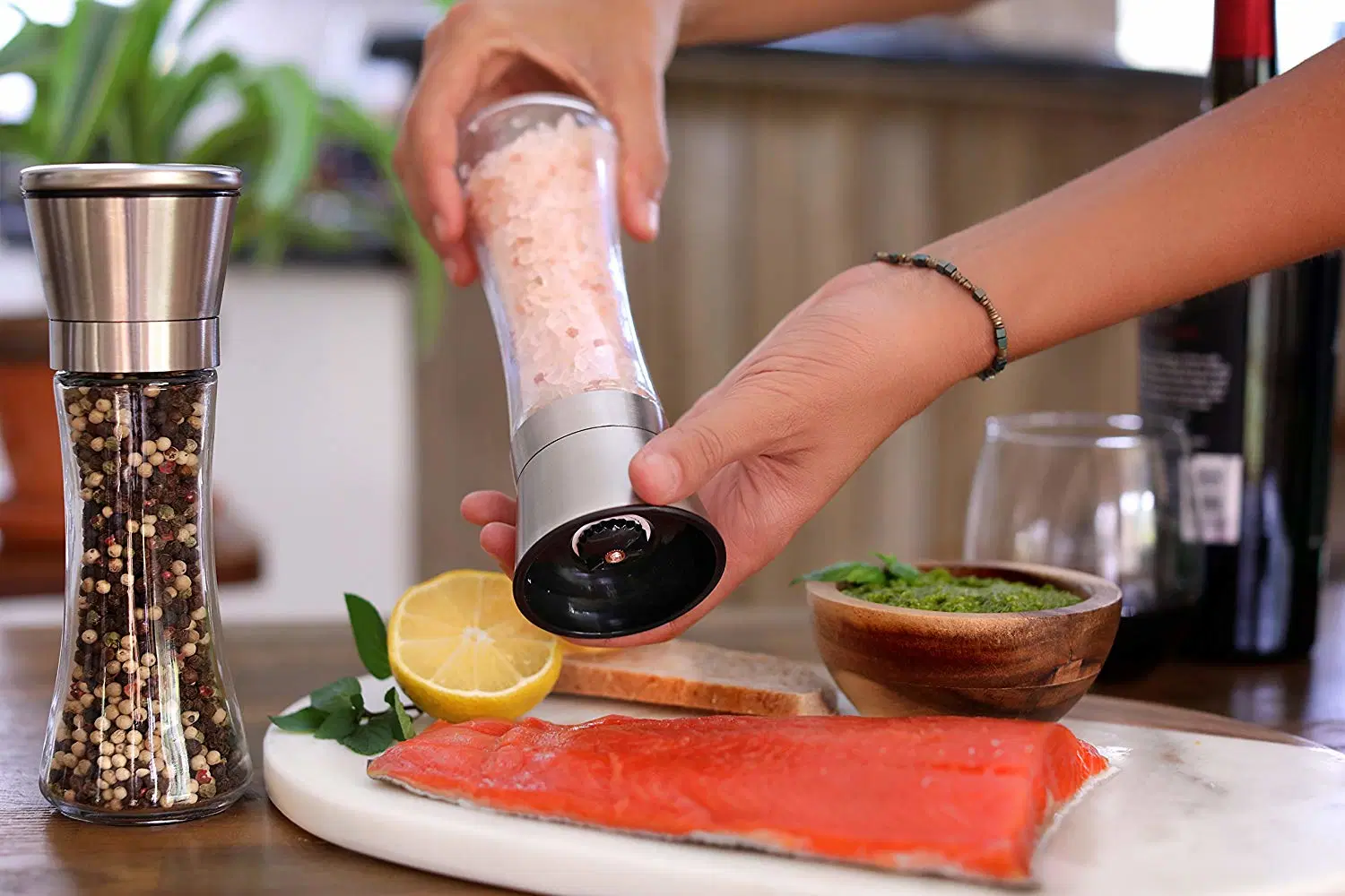 Conjunto de Moedores de Sal e Pimenta em Aço Inoxidável Alto com Suporte Esg11407