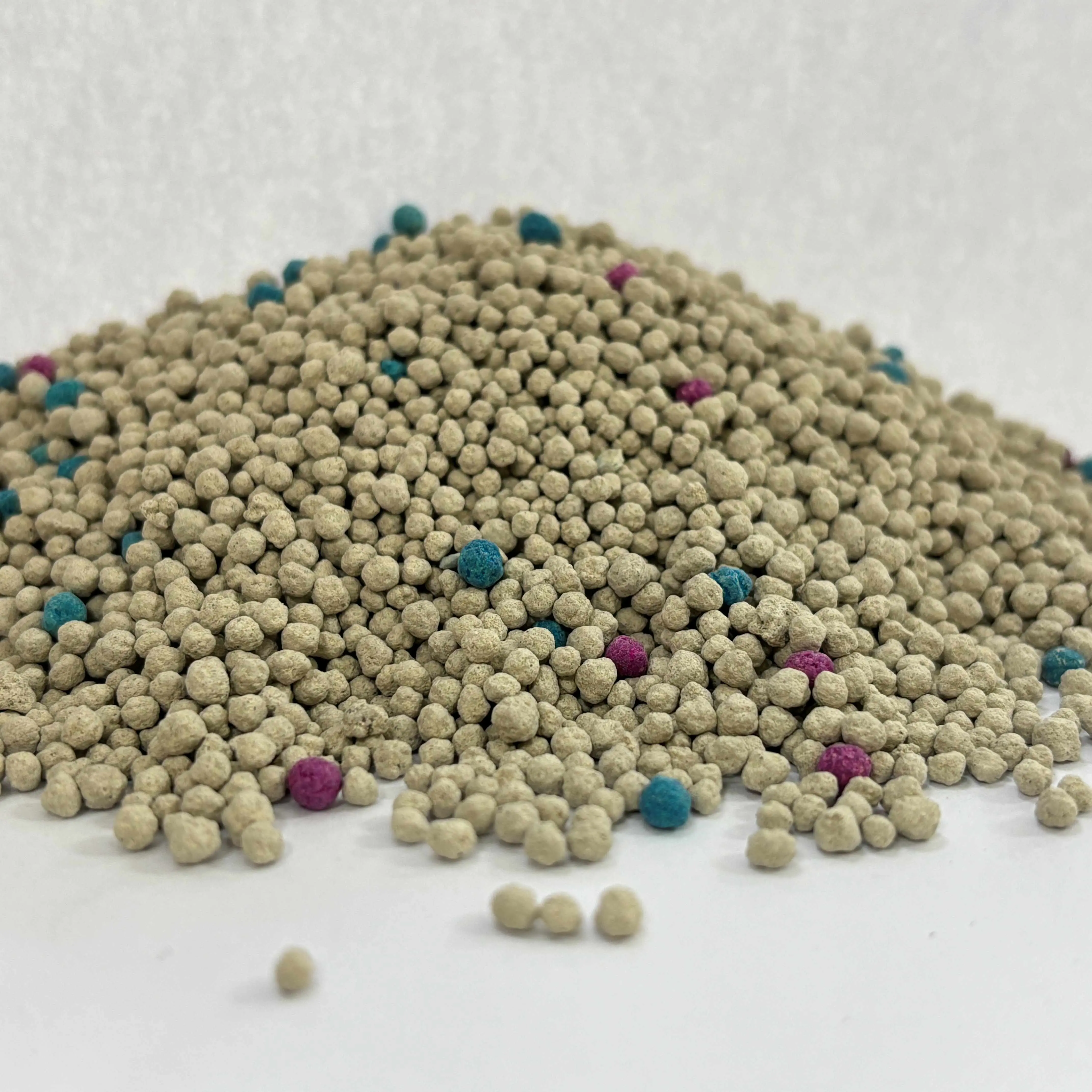 China Suppliers Factory 2.0-3.0mm Rapid Water Absorption Bentonite Ball Cat Litter with Strong Clumping and Odor Control