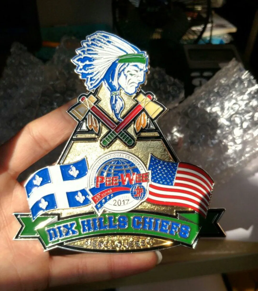 Manufacture Custom Pin Badge China Wholesale Hard Soft Enamel Metal Badge Giltter Glow Badge