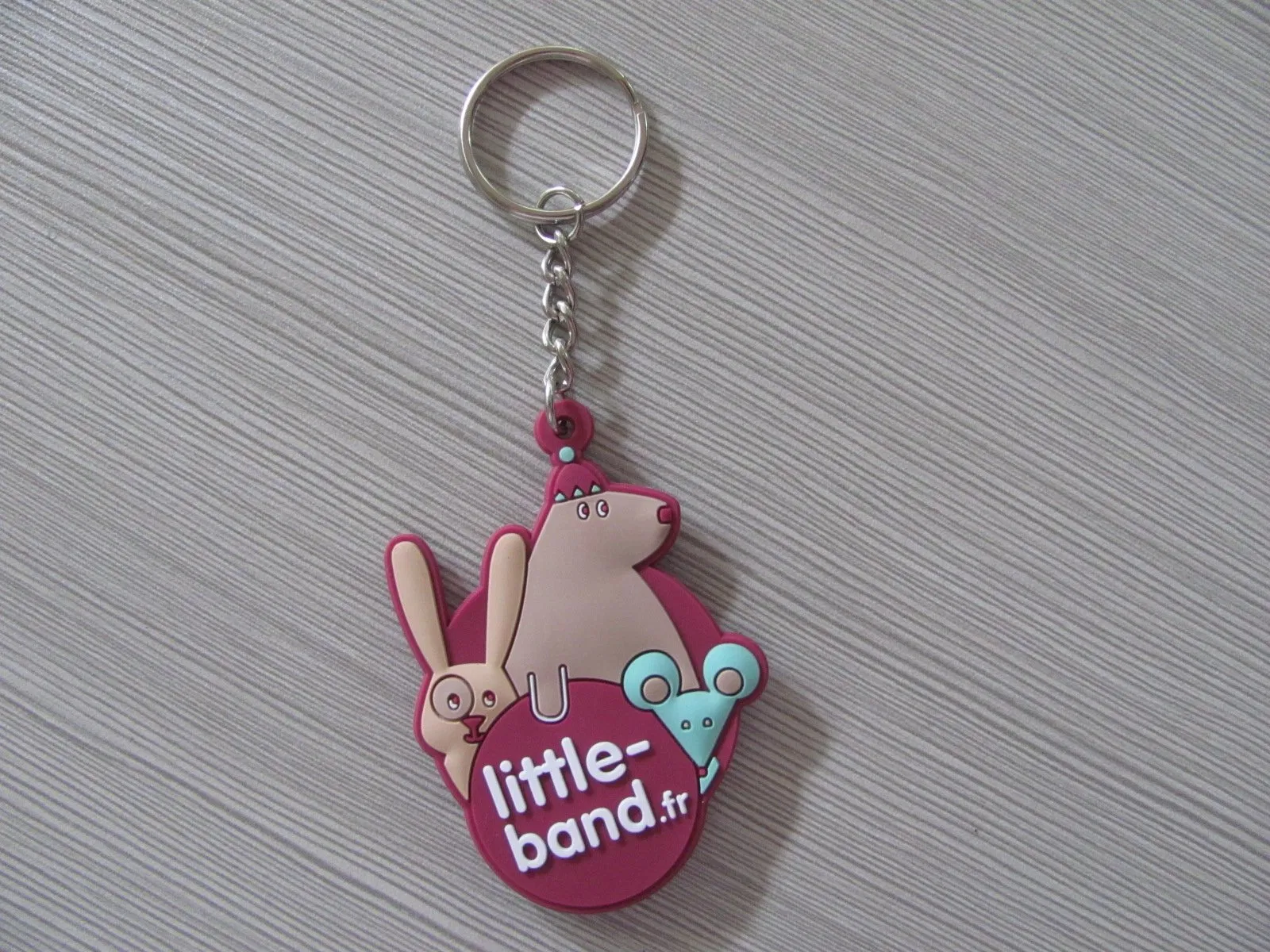 Custom Size No MOQ Flexible Rubber Key Chains 3D Embossed Logo Soft Rubber Keychain Business Gift PVC Key Tag Holder