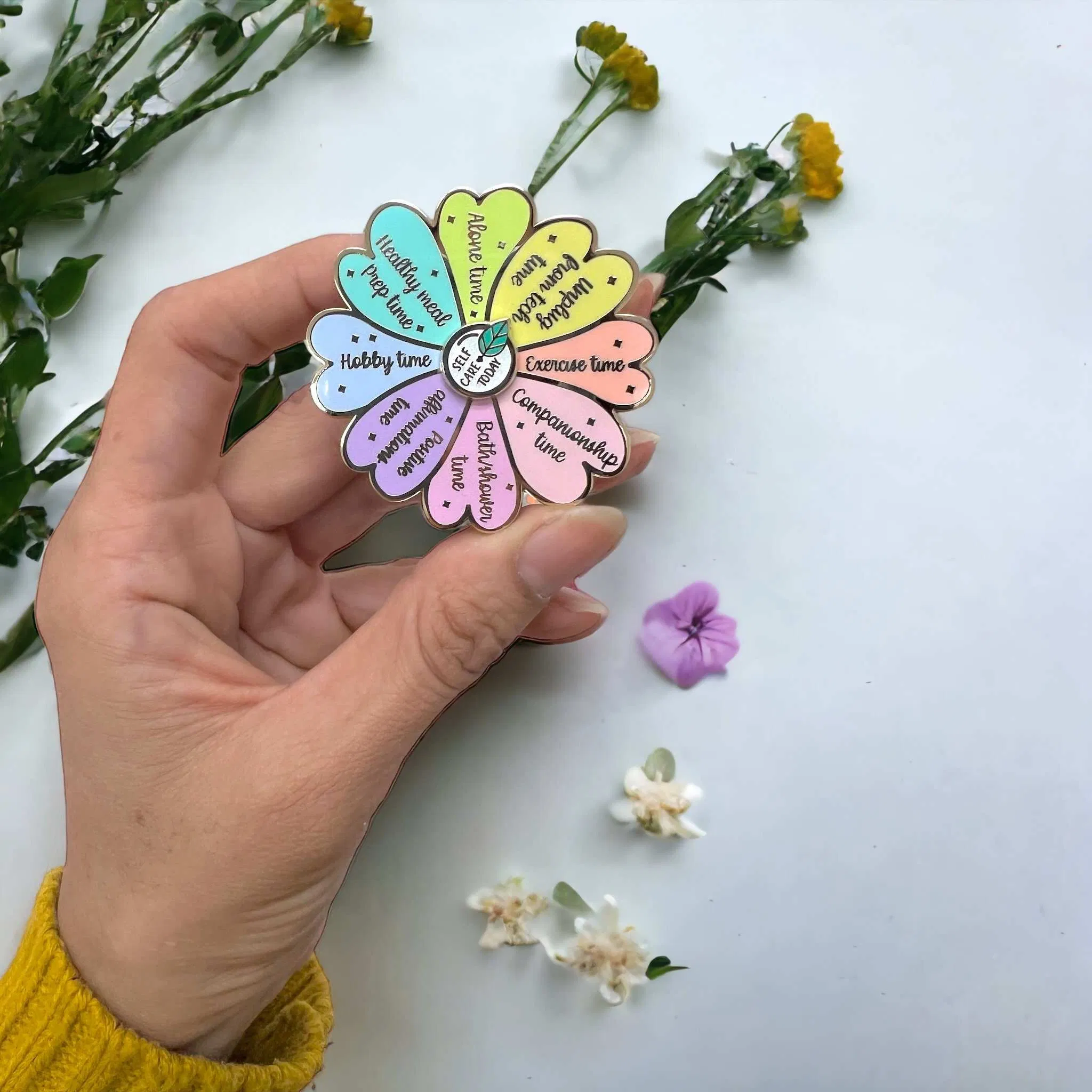 The New Hot My Social Battery Pin Wholesale Flower Spinning Pin Glitter Accessories Brooch Custom Mood Metal Hard Enamel Pin
