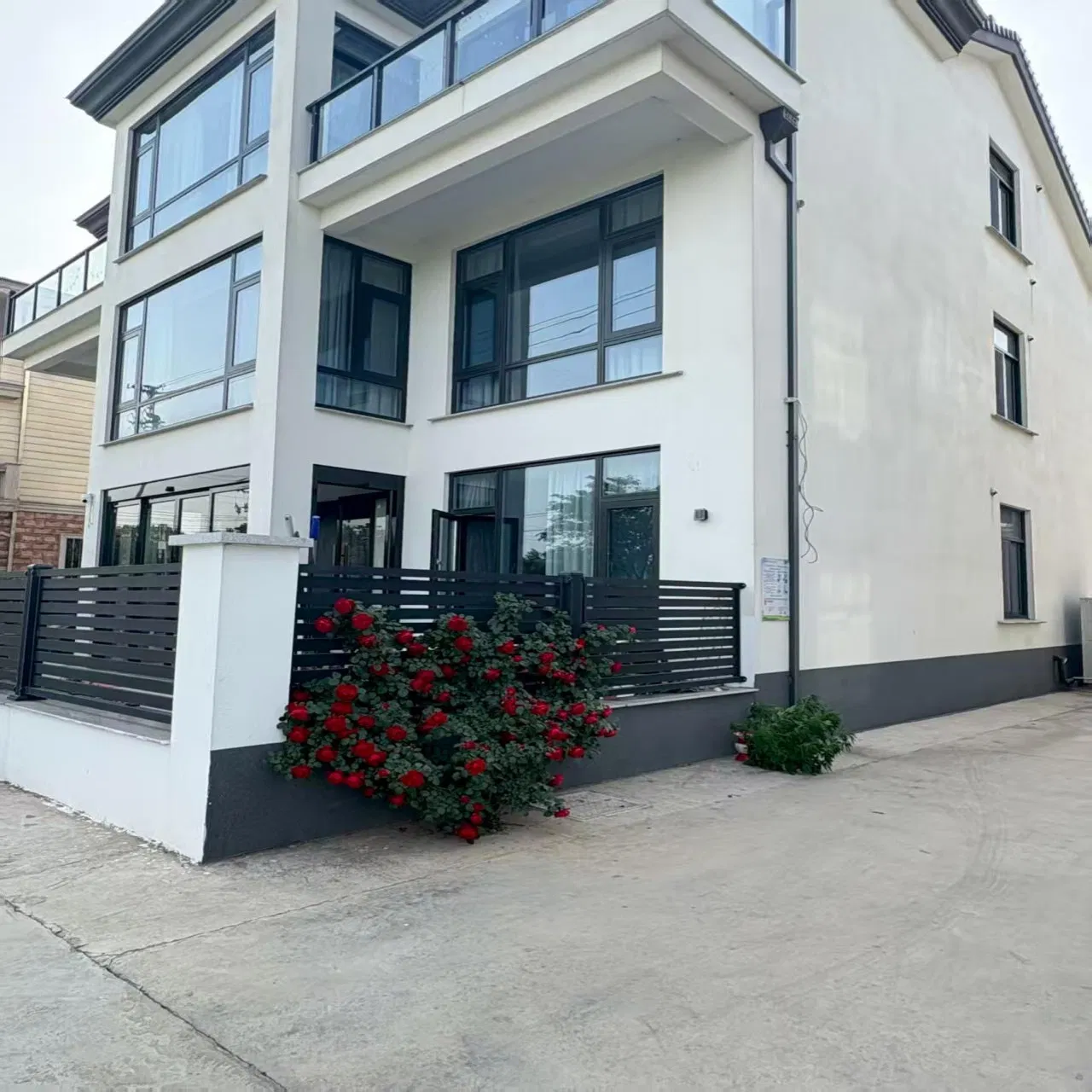 1. Factory Price Casement Glass Aluminium Aluminum Alloy Security Window High Transmittance for Villa Residential Home UV-Resistant