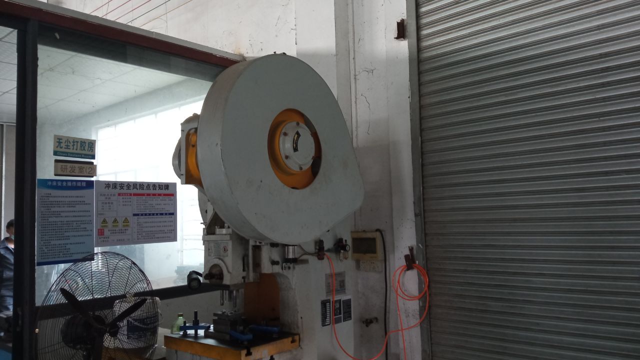 Aluminum punching machine for door and window hardware