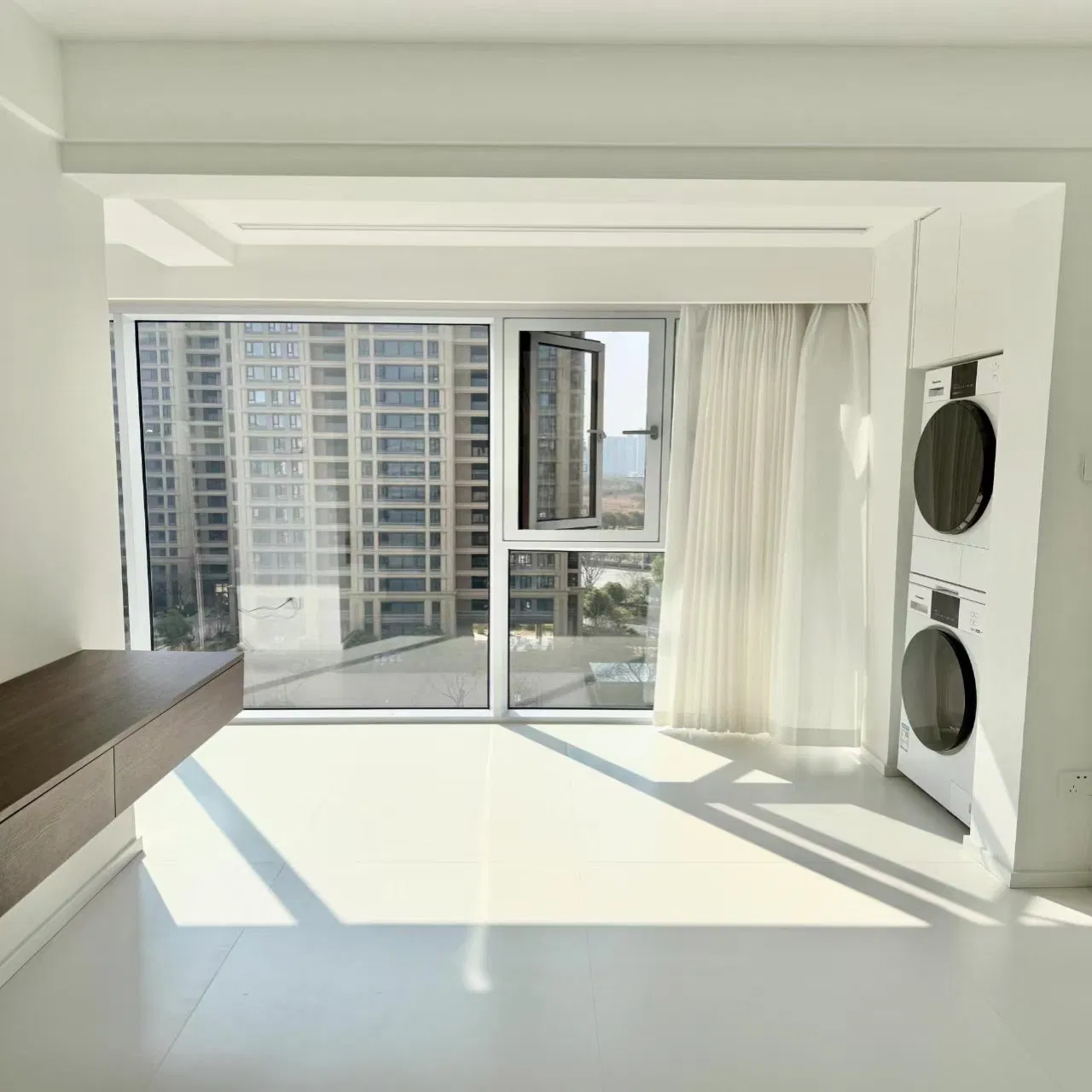 1. Modern Simple Casement Glass Aluminium Aluminum Alloy Security Window Large Glass Area for Residential Apartment Balcony UV-Resistant