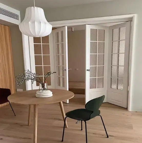 Commercial Bi-Fold Folding Door Multi Track Smooth Glide Aluminum Panels for Restaurant Outdoor Seating