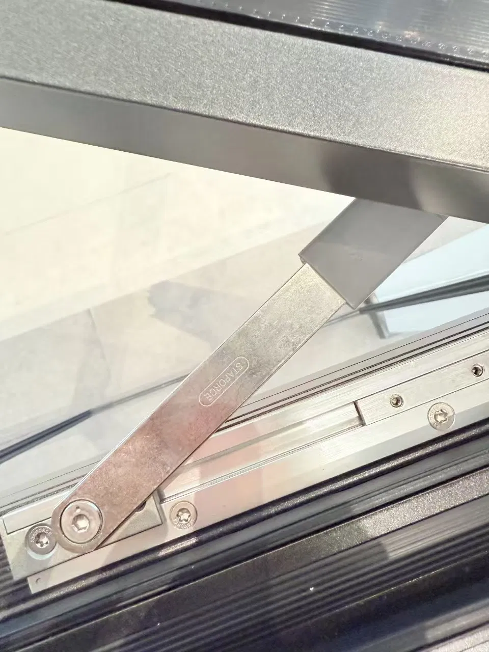 Impact-Resistant Aluminum Casement Window for Extreme Weather Conditions