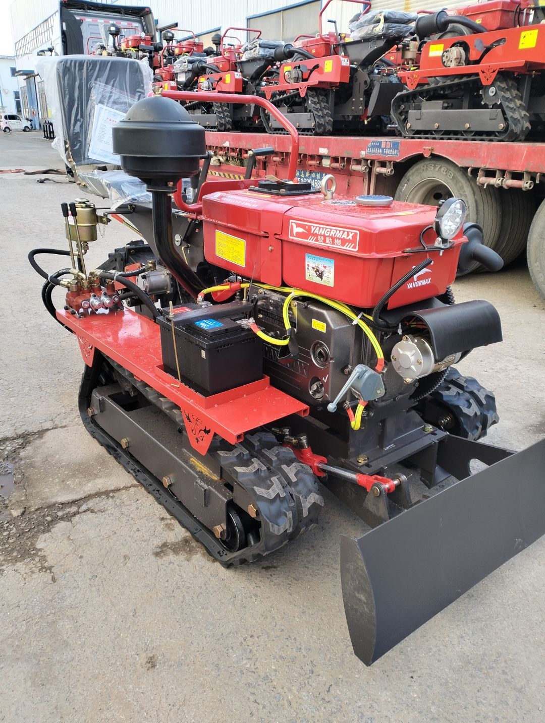 Mini Crawler Tractor Agricultural Machinery with Rotary Tiller Bulldozer Equipment Tractor Ride-on Agricultural Tracked