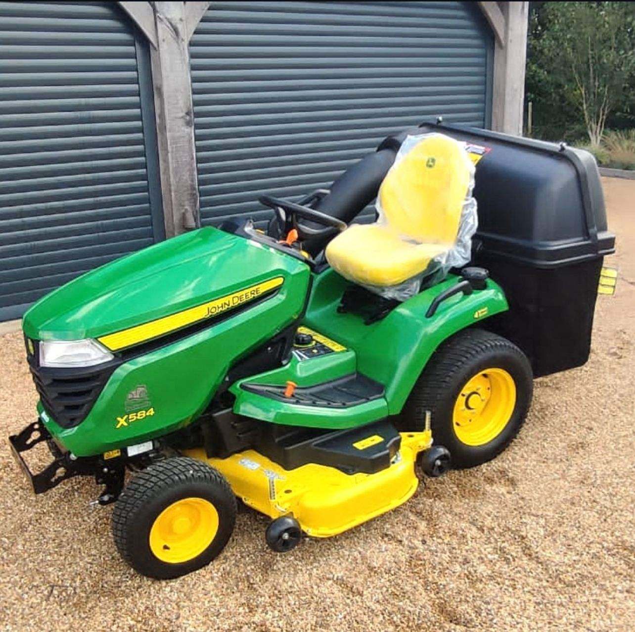 New X117R Ride-On Lawn Mower with Grass Collection System Compact Riding Lawn Tractor for Garden &amp; Farm Use