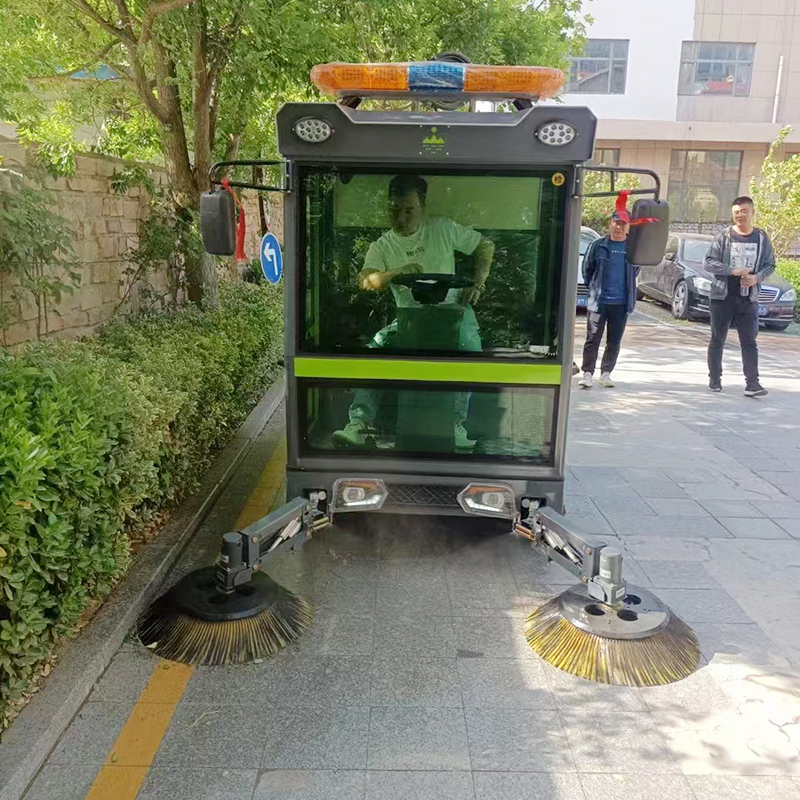 New Electric Ride-on Mini Outdoor Sweeper, Suitable for Construction and Agricultural Applications.