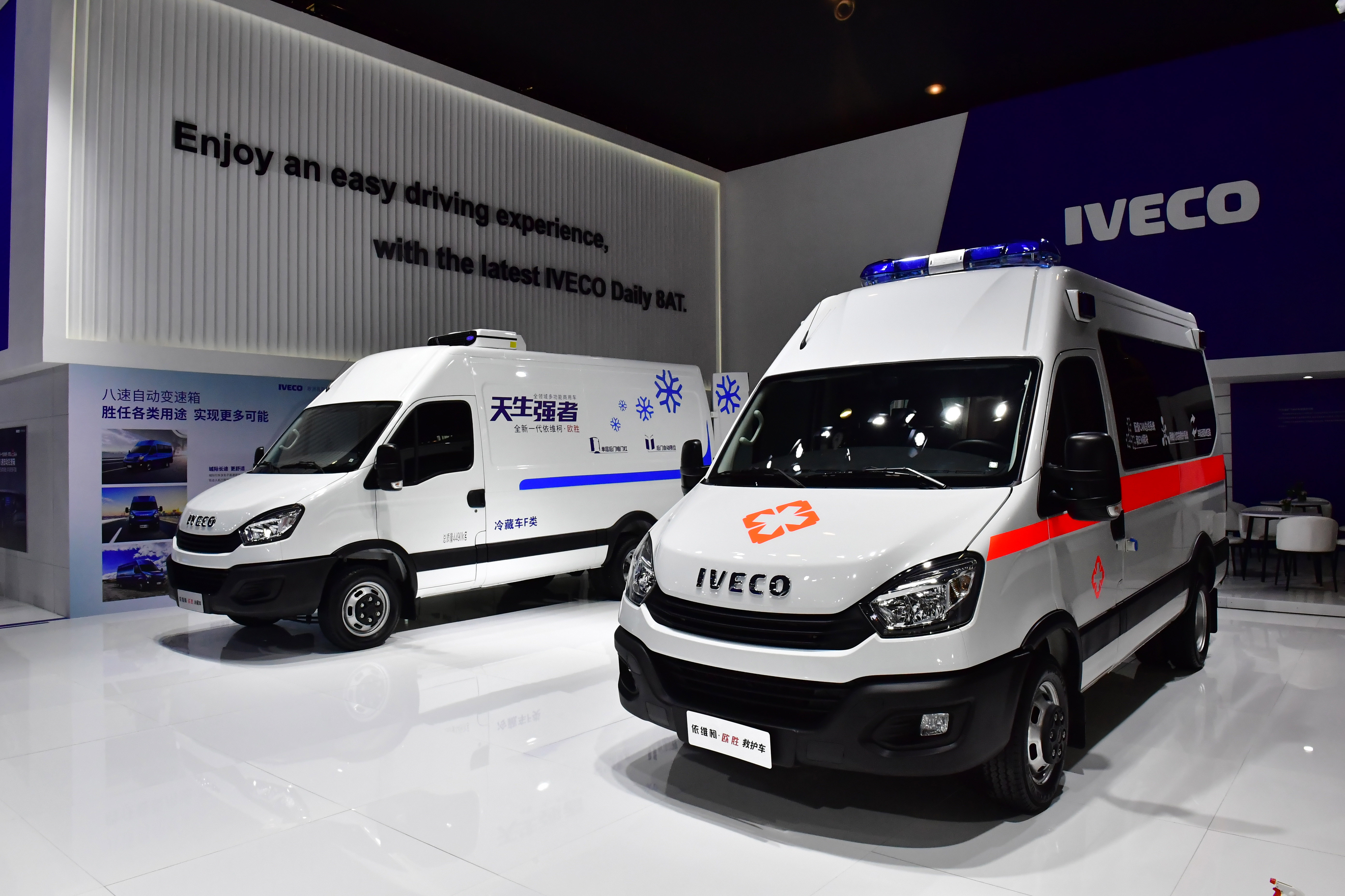 Fully Equipped Multi-functional Emergency Rescue Vehicle Transit Monitoring Car Dongfeng Iv Mobile Ambulance for Sale
