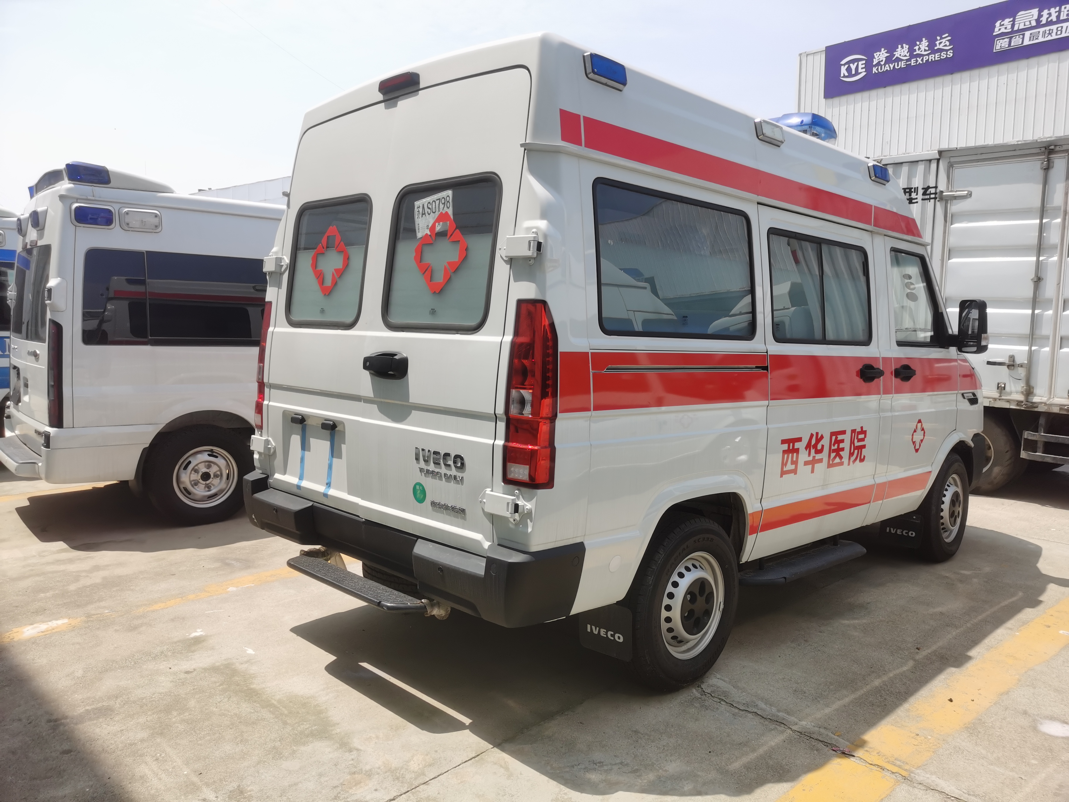 China 4x2 Diesel Ambulance Van with Stretcher Chair Top Light Ride on Siren Humbler Various Patches Medically-equipped Vehicle