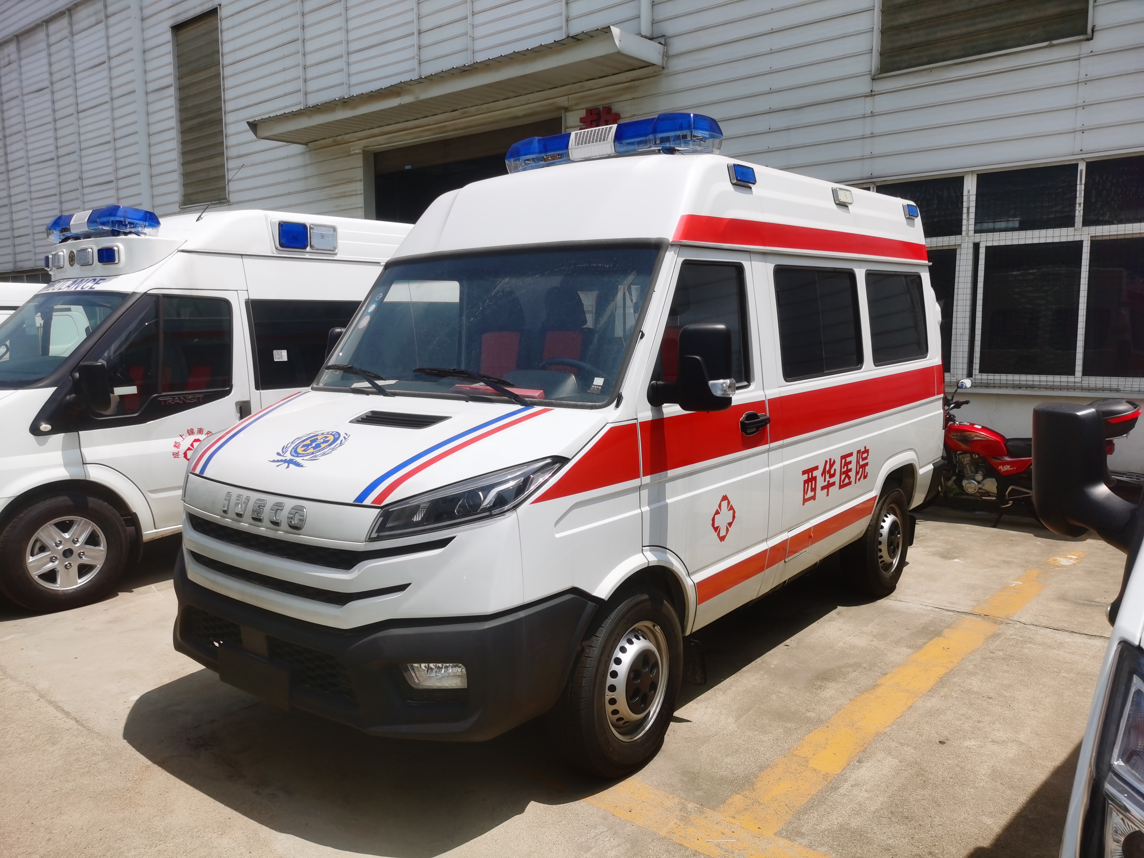 China 4x2 Diesel Ambulance Van with Stretcher Chair Top Light Ride on Siren Humbler Various Patches Medically-equipped Vehicle