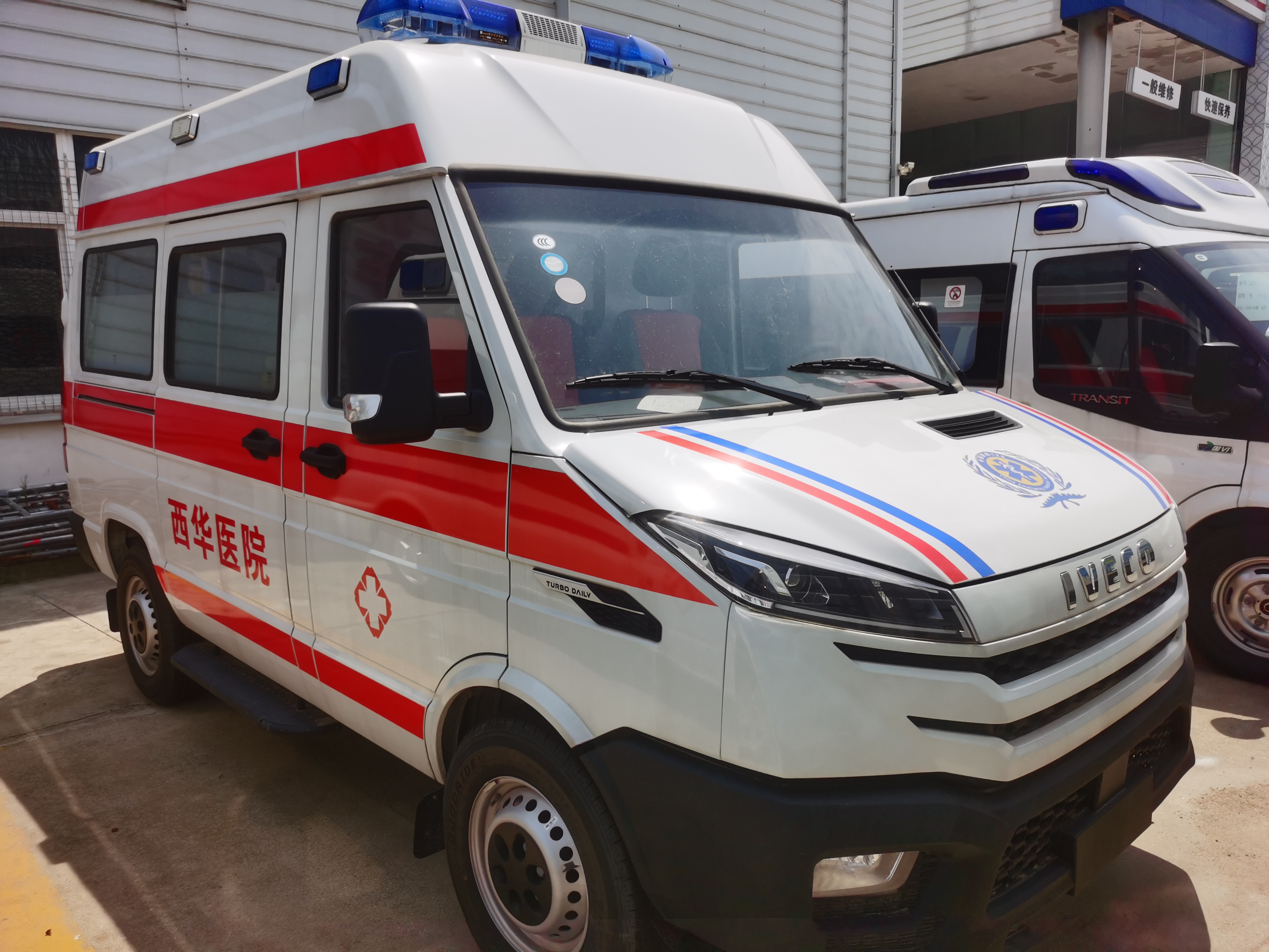 China 4x2 Diesel Ambulance Van with Stretcher Chair Top Light Ride on Siren Humbler Various Patches Medically-equipped Vehicle