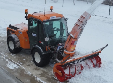 Howe Tech Four-Wheel Drive Engine Cleaning Ride-On Snow Sweeper Truck with Pump Large Capacity Snow Blower &amp; Plough