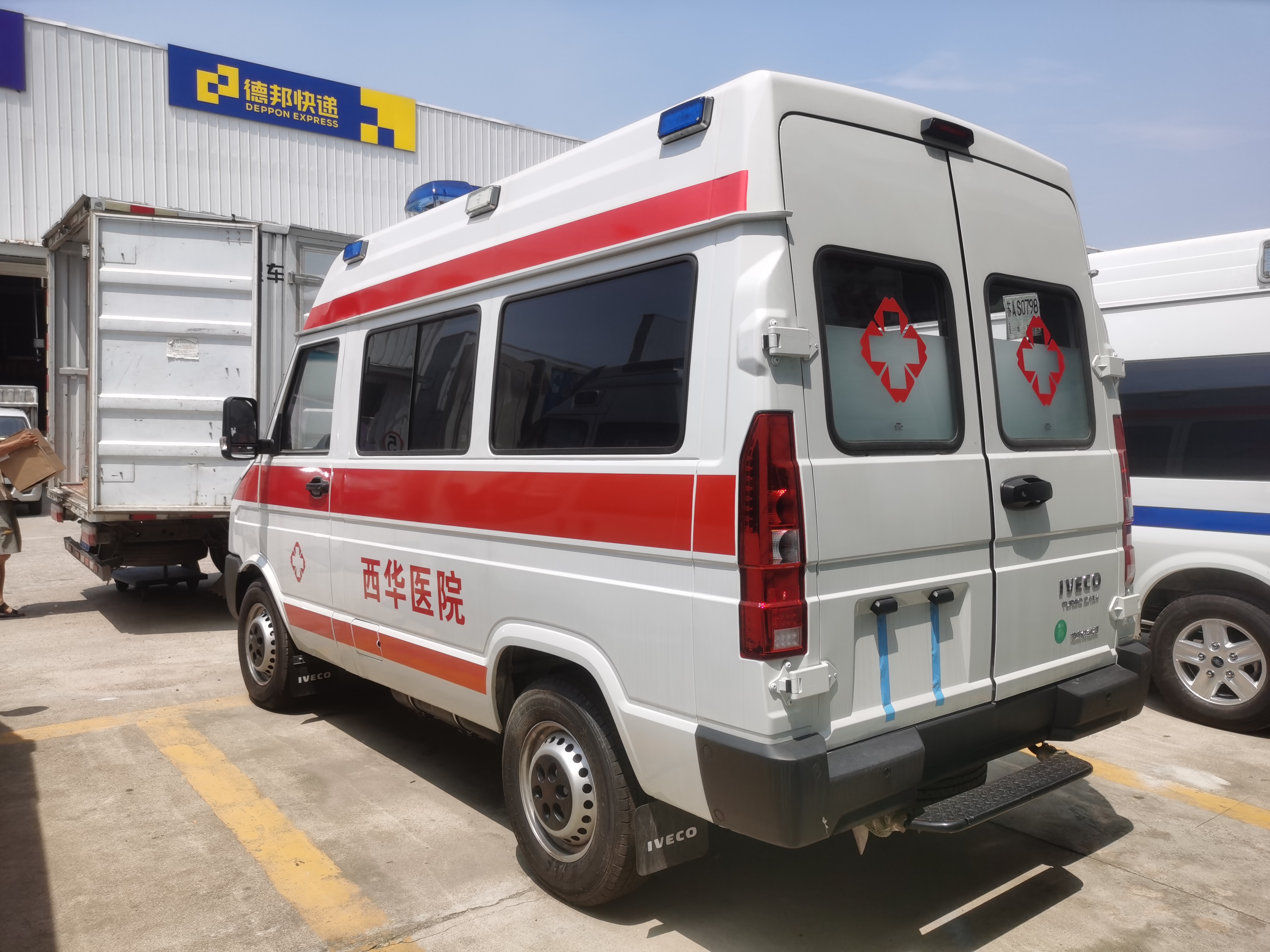 Fully Equipped Multi-functional Emergency Rescue Vehicle Transit Monitoring Car Dongfeng Iv Mobile Ambulance for Sale