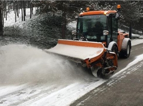 Howe Tech Four-Wheel Drive Engine Cleaning Ride-On Snow Sweeper Truck with Pump Large Capacity Snow Blower &amp; Plough