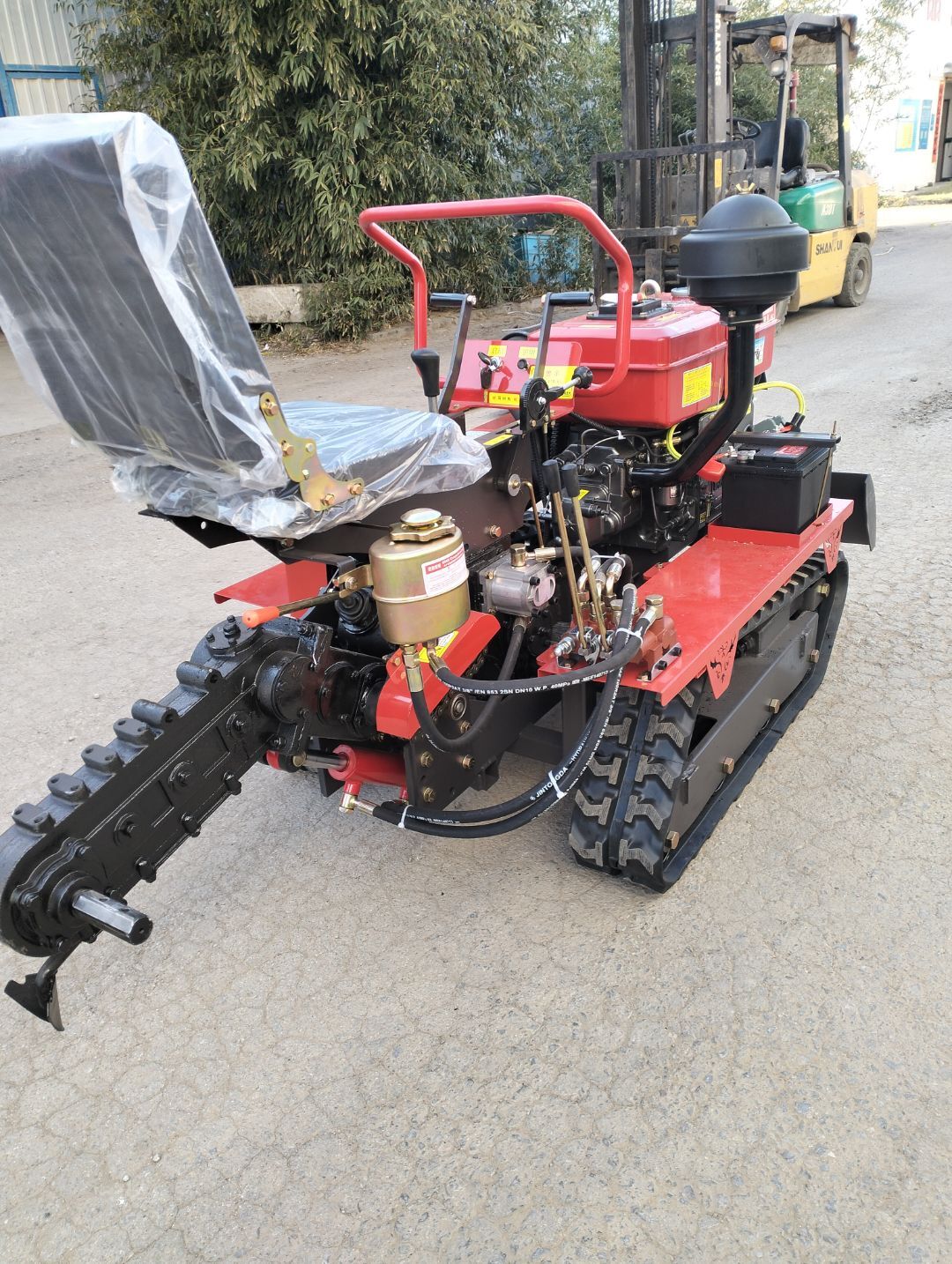 Mini Crawler Tractor Agricultural Machinery with Rotary Tiller Bulldozer Equipment Tractor Ride-on Agricultural Tracked