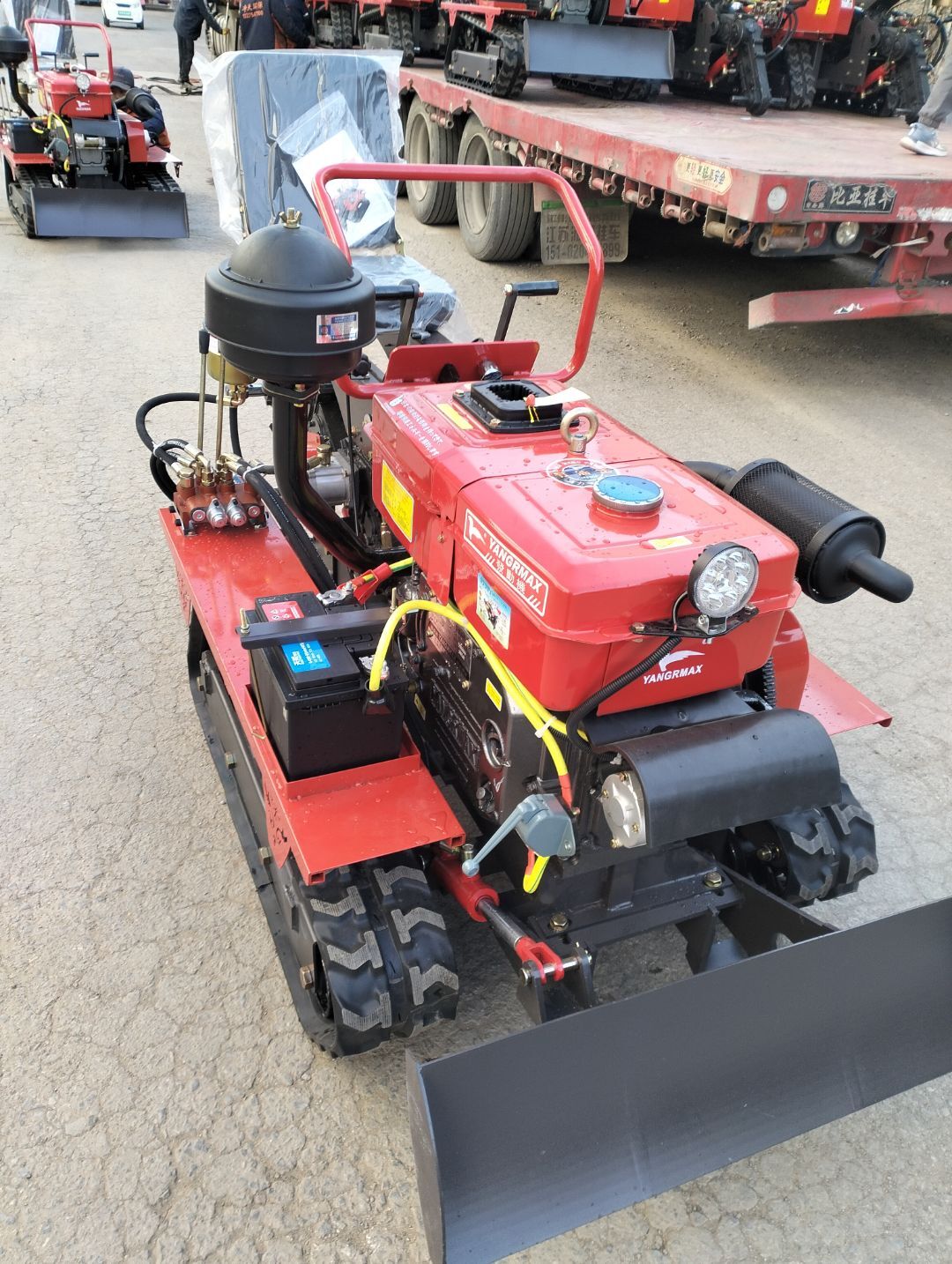 Mini Crawler Tractor Agricultural Machinery with Rotary Tiller Bulldozer Equipment Tractor Ride-on Agricultural Tracked