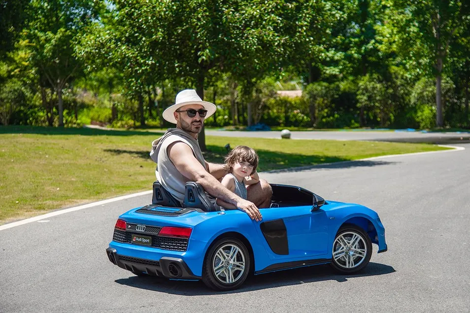 Audi R8 Spyder Licensed 24V Ride on Car double-seat feature
