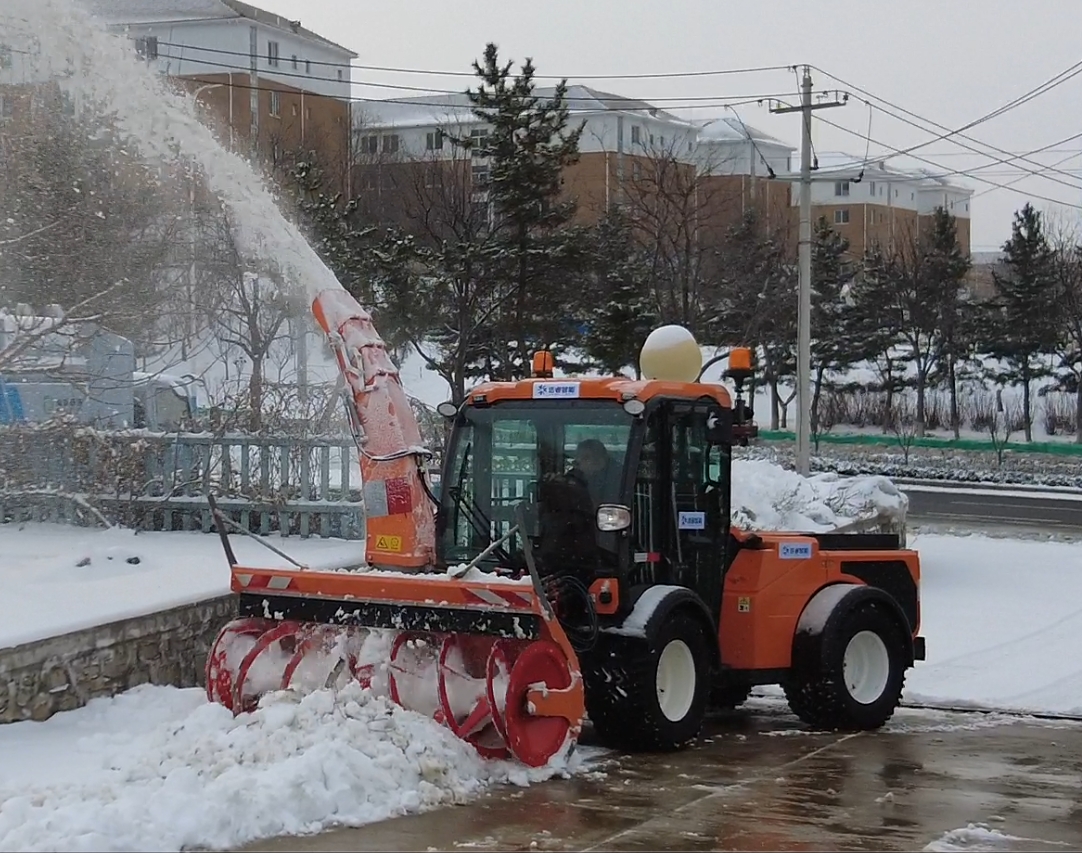 Howe Tech Four-Wheel Drive Engine Cleaning Ride-On Snow Sweeper Truck with Pump Large Capacity Snow Blower &amp; Plough