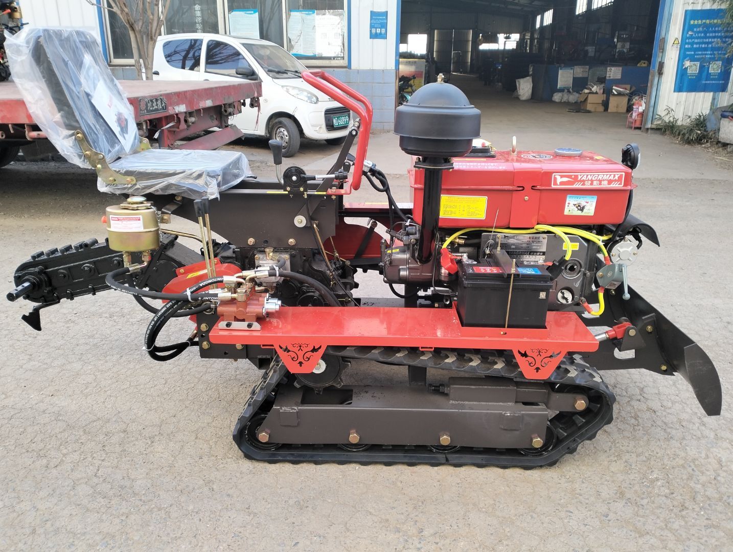 Mini Crawler Tractor Agricultural Machinery with Rotary Tiller Bulldozer Equipment Tractor Ride-on Agricultural Tracked