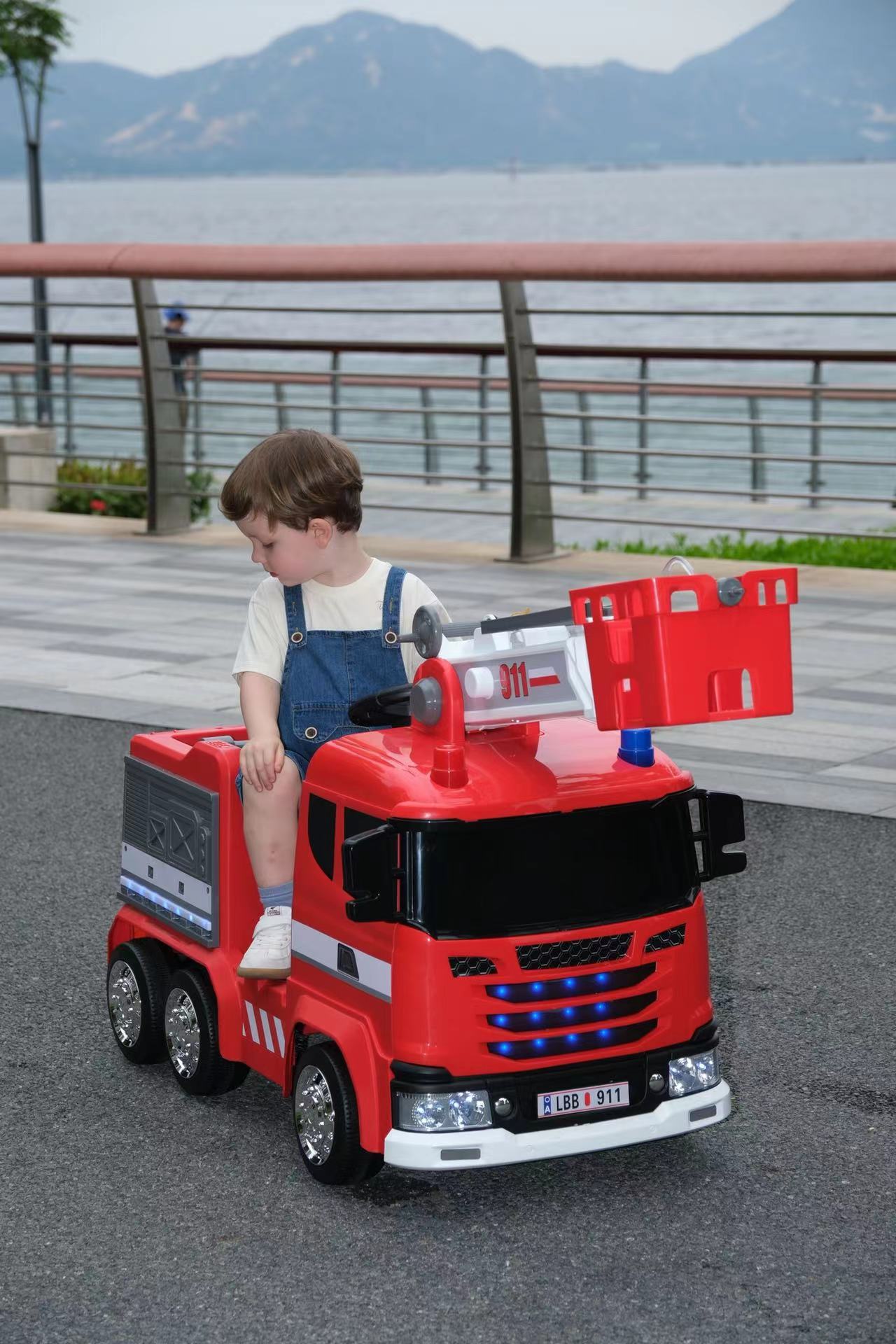 Children's electric toy car display 4