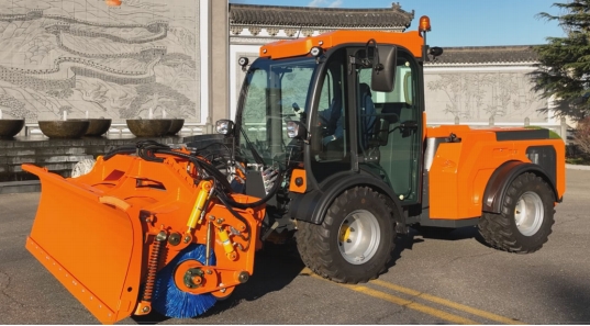 Howe Tech Four-Wheel Drive Engine Cleaning Ride-On Snow Sweeper Truck with Pump Large Capacity Snow Blower &amp; Plough