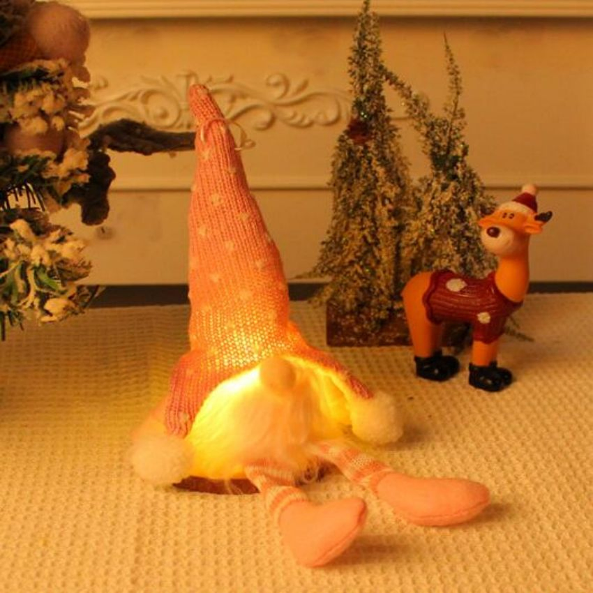 Pendurante de perna com lâmpada, boneco sem rosto, sentado, com chapéu de malha, da Floresta de Natal