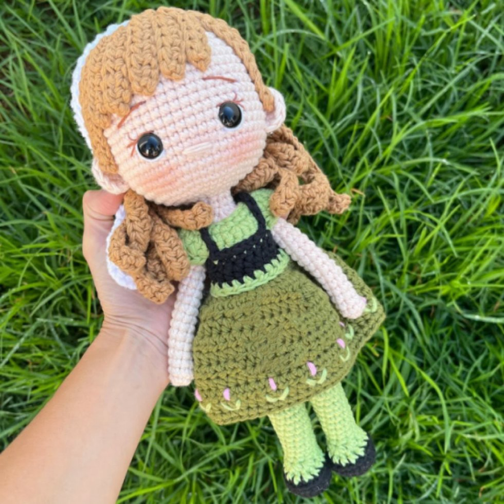Boneca de Crochê, Boneca Princesa em Amigurumi, Boneca de Formatura em Amigurumi, Boneca de Cabelo Cacheado Feita à Mão, Figura Recheada de Algodão Leiteiro, Boneca de Personagem Personalizada, Graduada