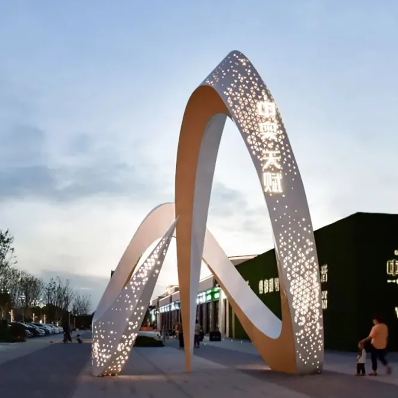 Escultura de fita em aço inoxidável moderno e minimalista, escultura paisagística grande e torcida luminosa para decoração suave de escritório de vendas