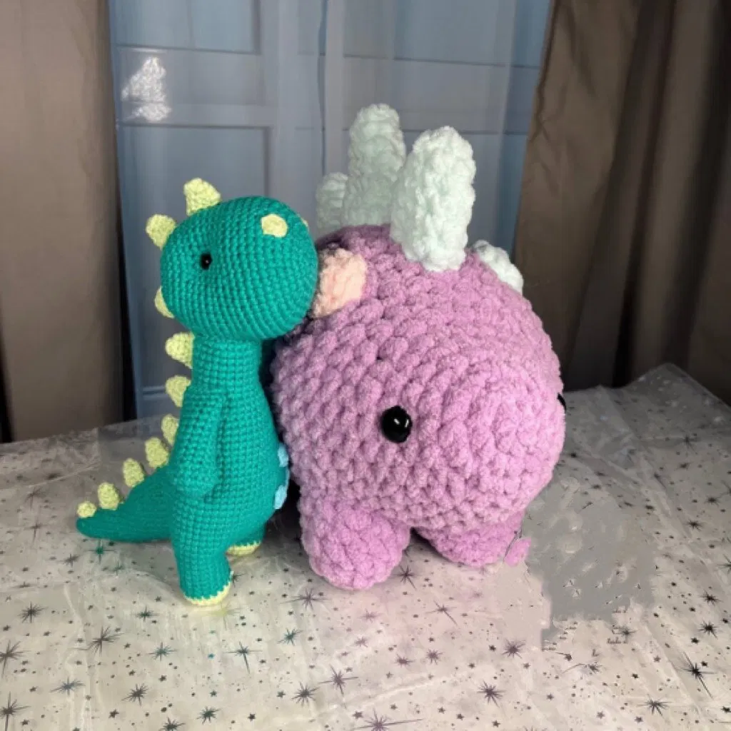Bonecas de Amigurumi de Crochê Artesanais Sortidas por Atacado, Brinquedos de Pelúcia Personalizados de Humanos e Animais, Presente de Natal e Chá de Bebê com Serviço OEM