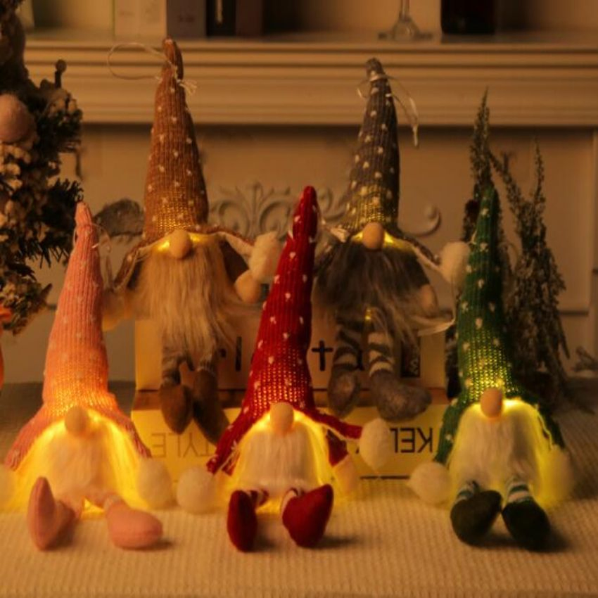 Pendurante de perna com lâmpada, boneco sem rosto, sentado, com chapéu de malha, da Floresta de Natal