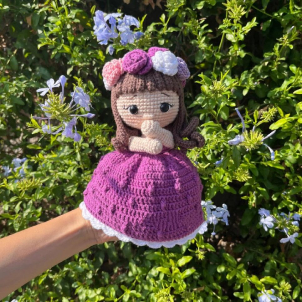 Boneca de Crochê, Boneca Princesa em Amigurumi, Boneca de Formatura em Amigurumi, Boneca de Cabelo Cacheado Feita à Mão, Figura Recheada de Algodão Leiteiro, Boneca de Personagem Personalizada, Graduada