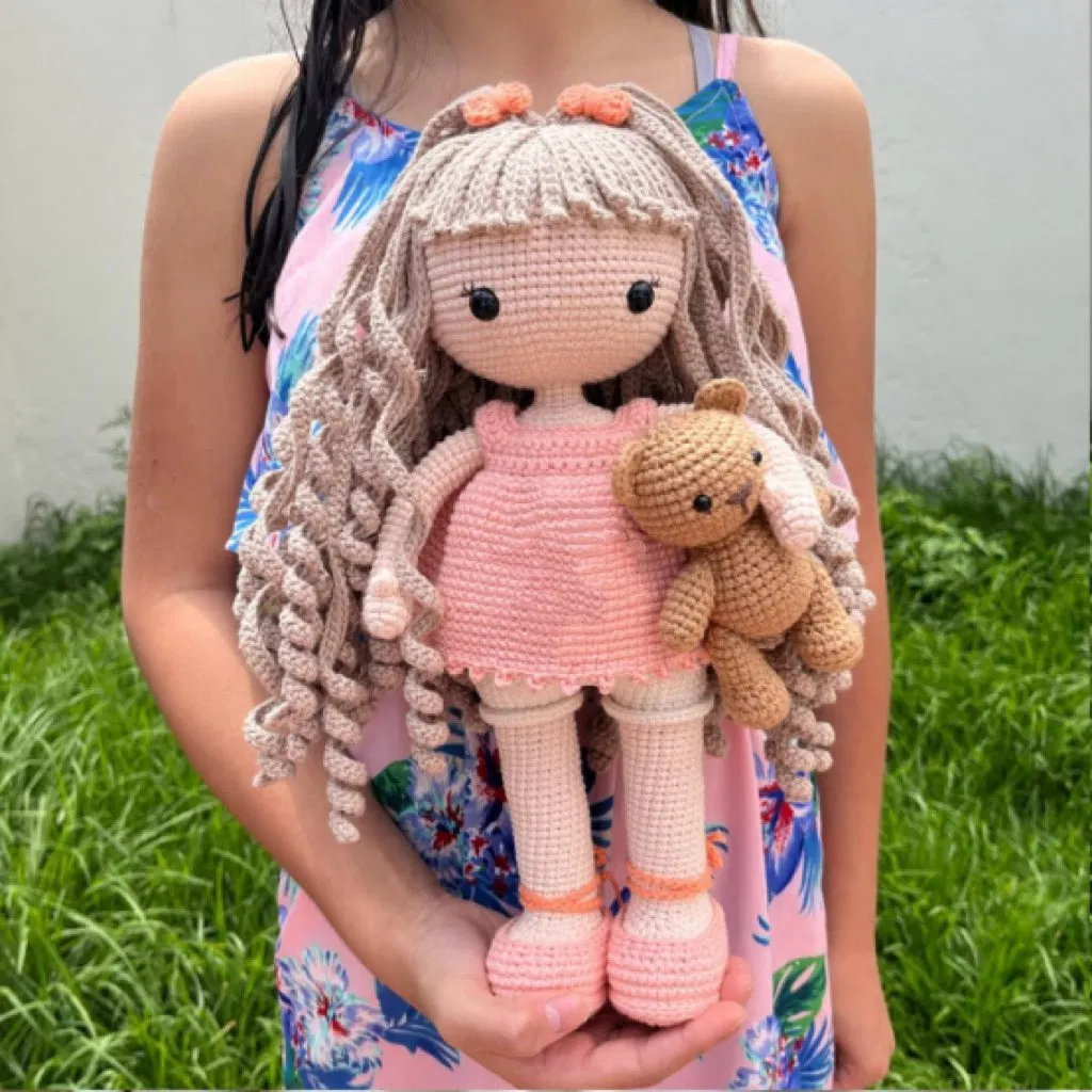 Boneca de Crochê, Boneca Princesa em Amigurumi, Boneca de Formatura em Amigurumi, Boneca de Cabelo Cacheado Feita à Mão, Figura Recheada de Algodão Leiteiro, Boneca de Personagem Personalizada, Graduada