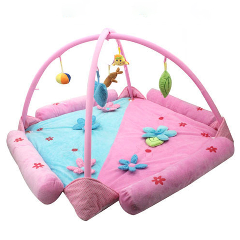 Tapete de Brincar em Algodão Orgânico com Brinquedos Pendurados para Brincadeira Táctil Segura