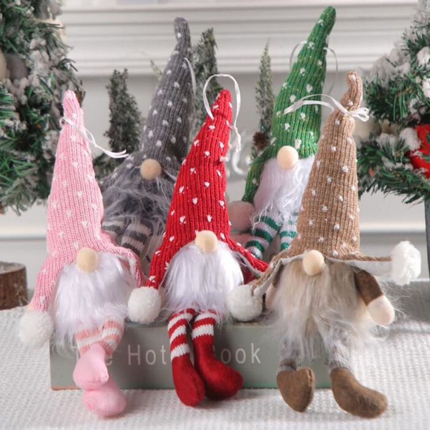 Pendurante de perna com lâmpada, boneco sem rosto, sentado, com chapéu de malha, da Floresta de Natal
