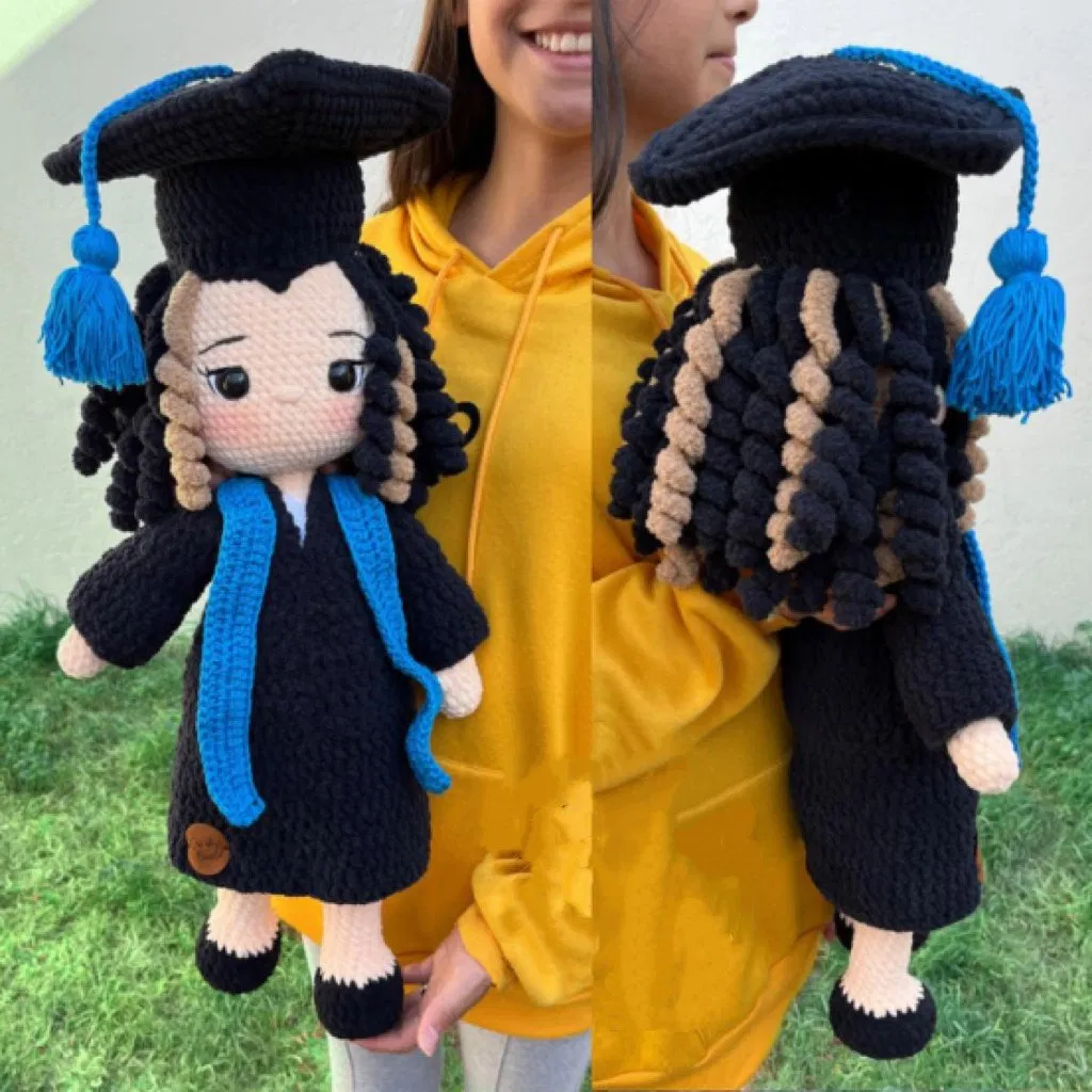 Boneca de Crochê, Boneca Princesa em Amigurumi, Boneca de Formatura em Amigurumi, Boneca de Cabelo Cacheado Feita à Mão, Figura Recheada de Algodão Leiteiro, Boneca de Personagem Personalizada, Graduada