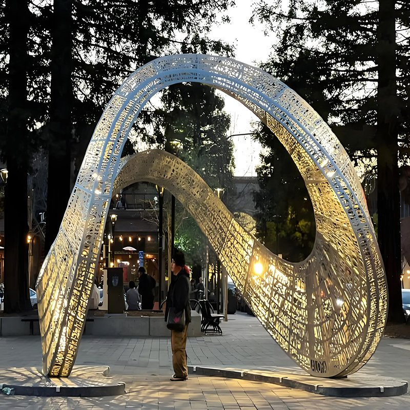Escultura de fita em aço inoxidável moderno e minimalista, escultura paisagística grande e torcida luminosa para decoração suave de escritório de vendas